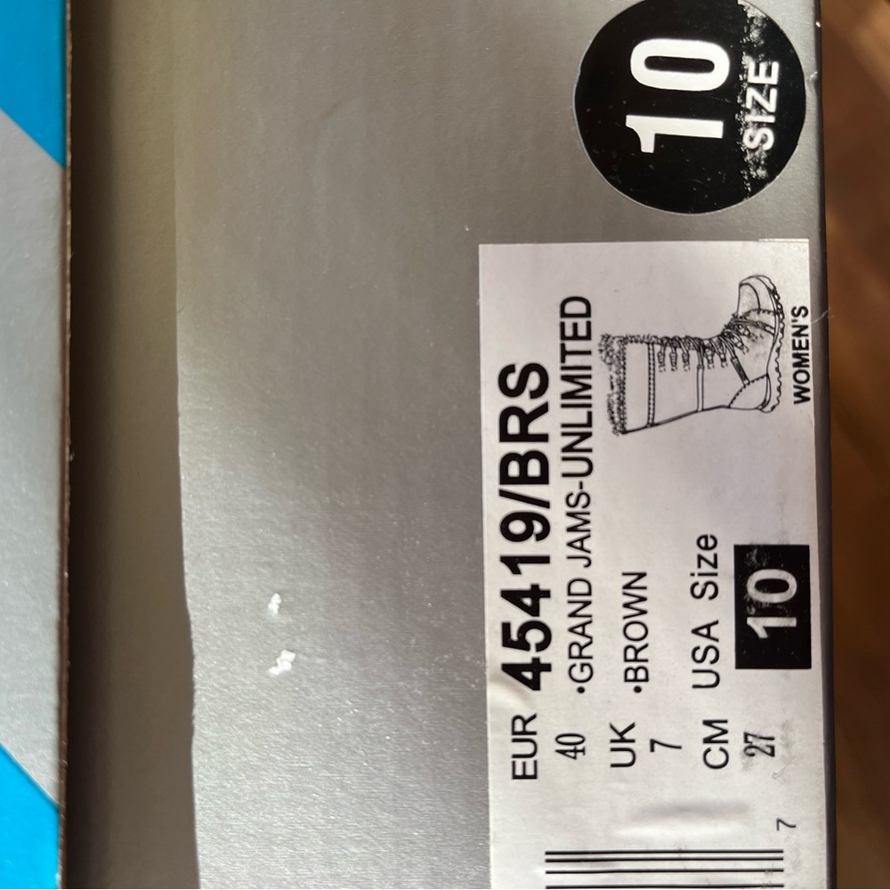 Skechers Women's Chocolate Winter Boots. Pre-owned in good condition. - Picture 6 of 6